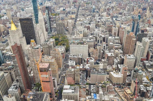 Los rascacielos de la ciudad de Nueva York ofrecen vistas a la ciudad en la azotea con cielo y nubes. — Foto de Stock