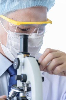 Asyalı genç öğrenci bilim adamı araştırma ve öğrenme