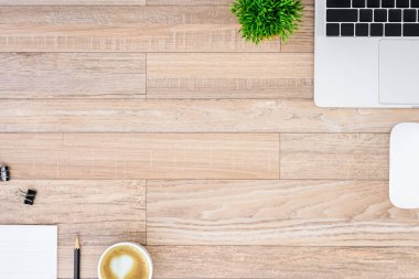 Ofis masası dizüstü bilgisayarı, faresi, ağacı, siyah cl ile düz görünüm yatıyordu.