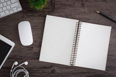 Ofis masası düz görünüm ile klavye, fare, ağaç, kitap, 