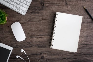 Ofis masası düz görünüm ile klavye, fare, ağaç, kitap, 