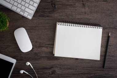 Ofis masası düz görünüm ile klavye, fare, ağaç, kitap, 