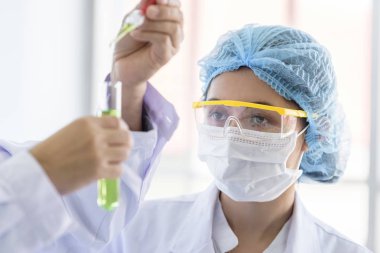 Sen ile araştırma ve öğrenme yapan Asyalı genç bilim adamı.