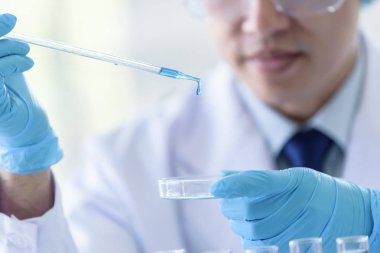 Asyalı üst düzey bilim adamı erkek bir çalışma alanında araştırma ve öğrenme