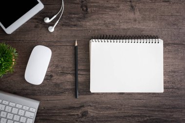 Ofis masası düz görünüm ile klavye, fare, ağaç, kitap, 