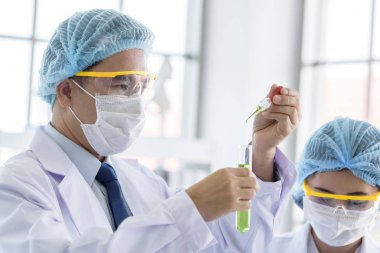 Asyalı kıdemli bilim adamı genç bilim adamlarına 