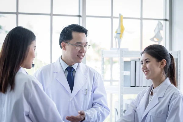 El equipo científico asiático se reúne en laboratorio. — Foto de Stock
