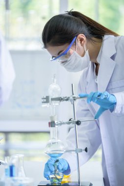 Asyalı genç kız bilim adamı araştırıyor ve öğreniyor 