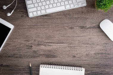 Ofis masası düz görünüm ile klavye, fare, ağaç, kitap, 