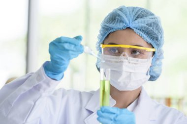 Sen ile araştırma ve öğrenme yapan Asyalı genç bilim adamı.