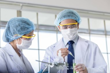 Asyalı kıdemli bilim adamı genç bilim adamlarına 