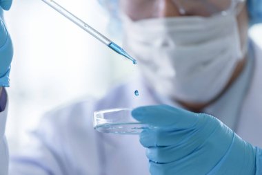 Asyalı üst düzey bilim adamı erkek bir çalışma alanında araştırma ve öğrenme