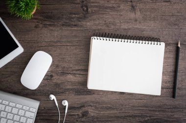 Ofis masası düz görünüm ile klavye, fare, ağaç, kitap, 