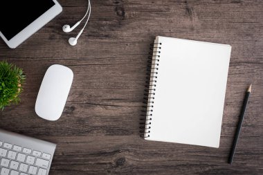 Ofis masası düz görünüm ile klavye, fare, ağaç, kitap, 