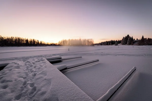 Der Eissee und der Wald sind mit starkem Schnee bedeckt und — Stockfoto