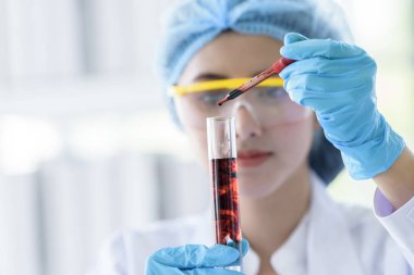 Asyalı genç kız bilim adamı araştırıyor ve öğreniyor 