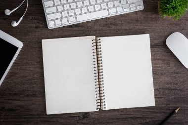 Ofis masası düz görünüm ile klavye, fare, ağaç, kitap, 