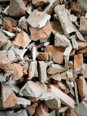 Oda, içerisi ve kırmızı tuğla odada tahrip edildi.. 