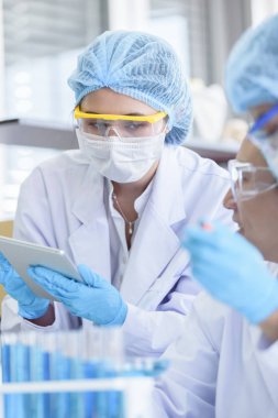 Asyalı bilim adamı ekibi laboratuvarda araştırma yapıyor..