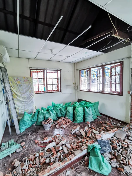 Camera e interni e mattoni rossi distrutti nella stanza. — Foto Stock