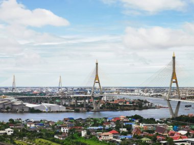 Nehir manzaralı Bhumibol Köprüsü ve bulutlu mavi gökyüzü.