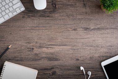 Ofis masası düz görünüm ile klavye, fare, ağaç, kitap, 