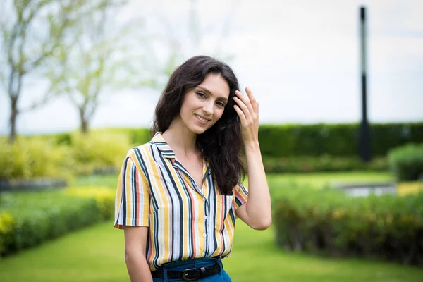 Ritratto di una bella donna sorridente in giardino. — Foto Stock