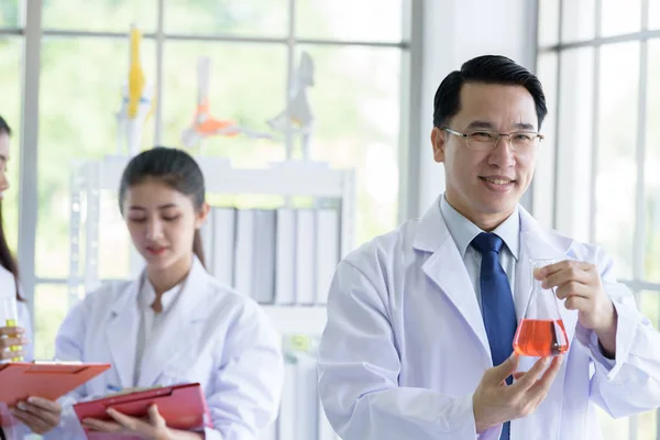 Asiatique senior laboratoire scientifique homme de travail au laboratoire avec asiatique — Photo