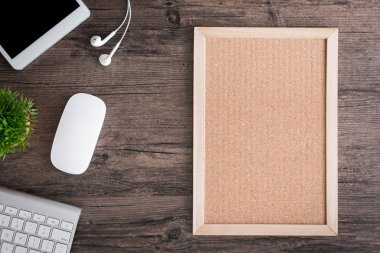 Ofis masası düz görünüm ile klavye, fare, ağaç, ofis