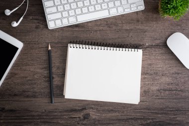 Ofis masası düz görünüm ile klavye, fare, ağaç, kitap, 