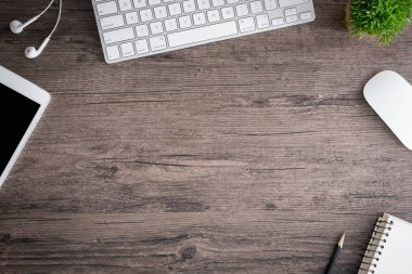 Ofis masası düz görünüm ile klavye, fare, ağaç, kitap, 