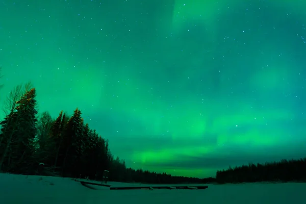 Az északi fények Aurora Borealis Kuukiuru falu tó — Stock Fotó