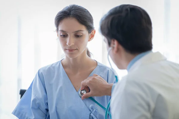 Een Arts Zorgt Voor Zieke Patiëntenvrouw Het Ziekenhuis Medische Kliniek — Stockfoto