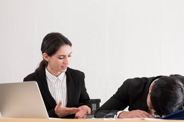 Una Donna Affari Arrabbiata Con Dormire Della Compagna Lavoro Nell — Foto Stock