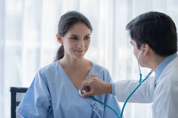 Médico Encarga Paciente Enferma Hospital Clínica Médica — Foto de Stock