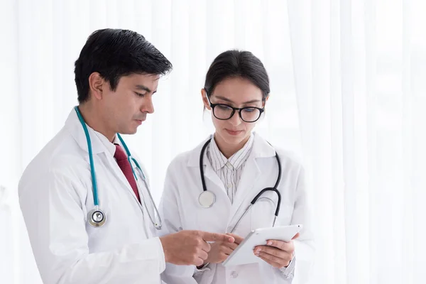 Dos Médicos Han Trabajado Juntos Con Felicidad Hospital — Foto de Stock