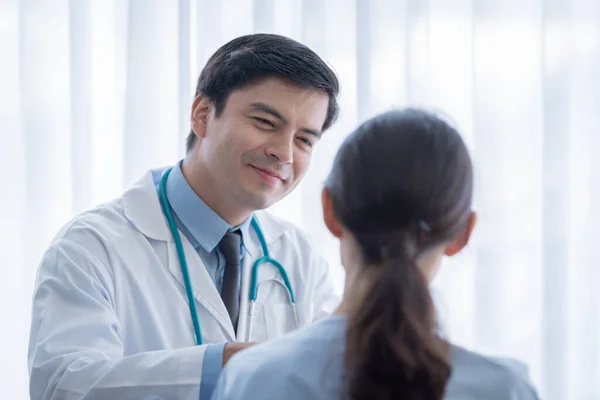 Médico Encarga Paciente Enferma Hospital Clínica Médica — Foto de Stock