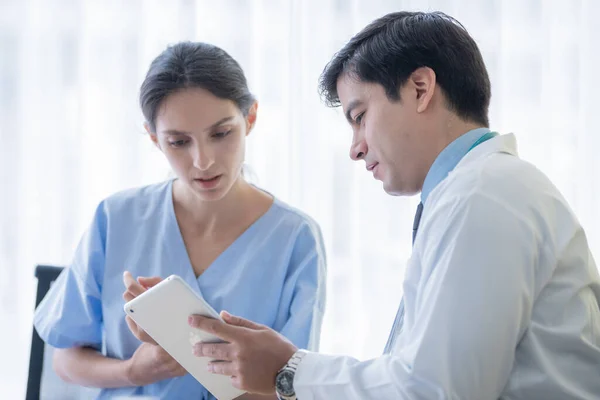 Médecin Prend Soin Une Patiente Malade Hôpital Clinique Médicale — Photo