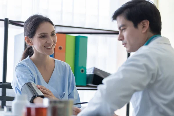 Ein Arzt Kümmert Sich Kranke Patientin Krankenhaus Oder Der Klinik — Stockfoto