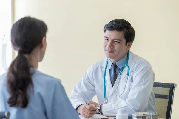 Een Arts Zorgt Voor Zieke Patiëntenvrouw Het Ziekenhuis Medische Kliniek — Stockfoto