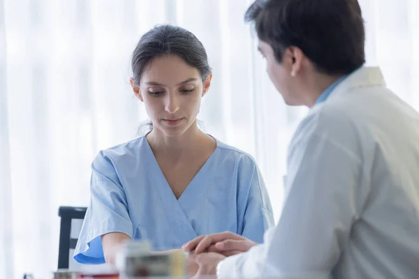 Médecin Prend Soin Une Patiente Malade Avec Tristesse Malheur Hôpital — Photo