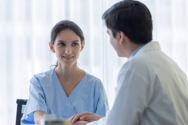 Een Arts Zorgt Voor Zieke Patiëntenvrouw Het Ziekenhuis Medische Kliniek — Stockfoto