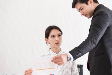 Ofiste çalışan bir yönetici ve sekreter..