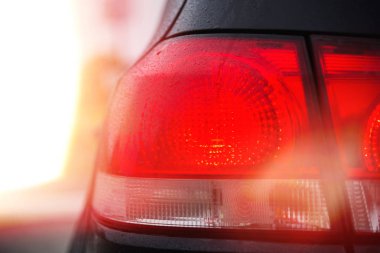 Siyah hatchback araba arka Mercek parlaması ile hafif yağmur coseup sonra spor.