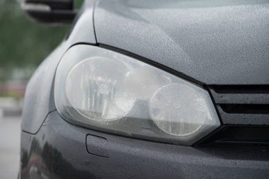 Siyah araba ön ışık çiy ile yağmur coseup sonra spor.