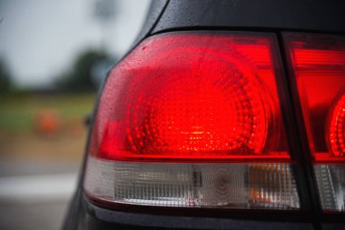 Siyah hatchback araba arka ışık yağmur coseup sonra spor.