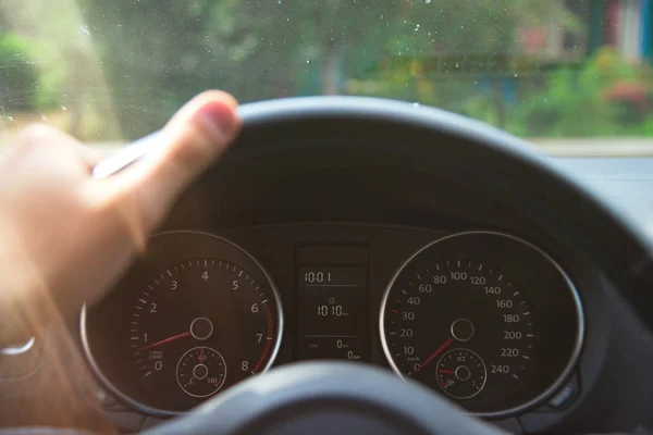 Autó speedometr-0 km-re, és a kezét a stearwheel reggel naplemente fény alatt — Stock Fotó