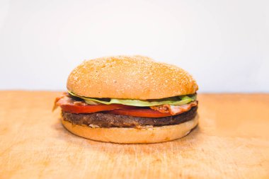Hamburger beyaz arka planda turuncu ahşap masa