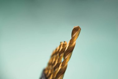 Mavi arkaplanda sarı matkaplar.