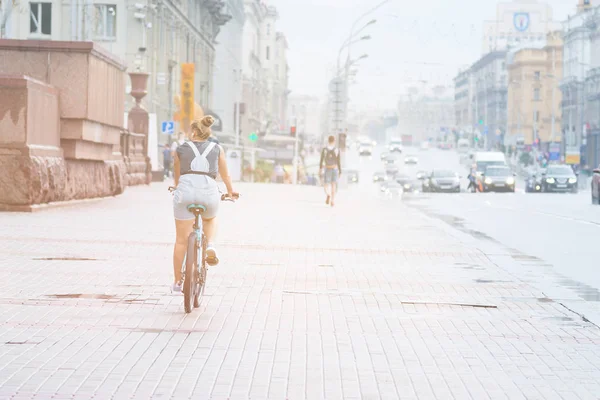 Frau auf dem Fahrrad in der Stadtstraße — Stockfoto